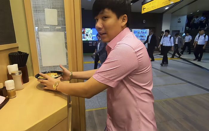 Hết đi du lịch sang chảnh ở Dubai, Khoa Pug lại chi 'sương sương' 55 triệu để review Nhật Bản