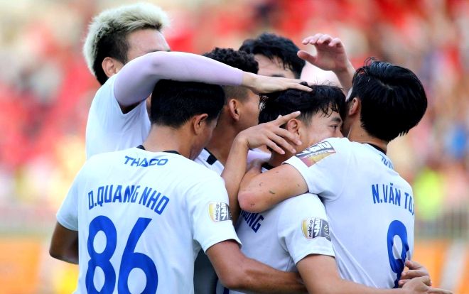 Hồng Duy và Văn Thanh ghi bàn, HAGL trụ hạng