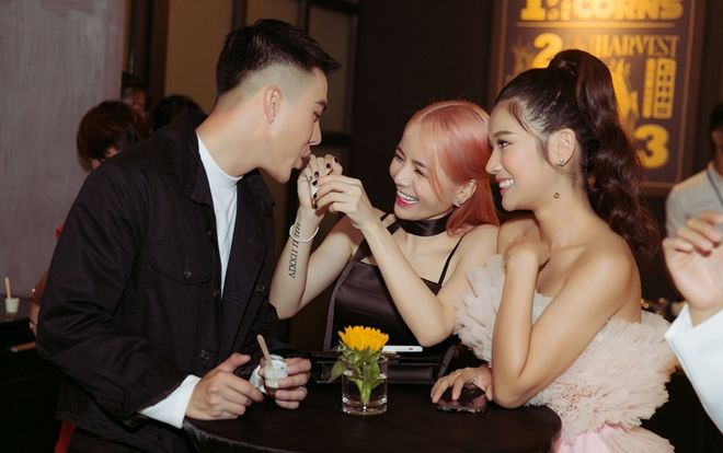 Hoàng Yến Chibi xúng xính váy áo đến chúc mừng Minh Châu ra mắt MV đầu tay