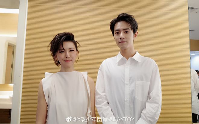 Khi Tiêu Chiến theo đuổi thần tượng thành công: Nét mặt hạnh phúc như một cậu fan nhỏ