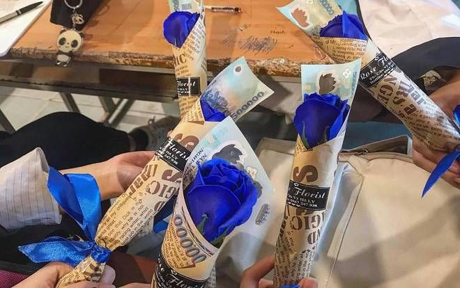 Nam sinh 'lớp người ta' tặng mỗi bạn nữ một 'bông hoa đồng tiền' trị giá 500.000 đồng dịp 20/10