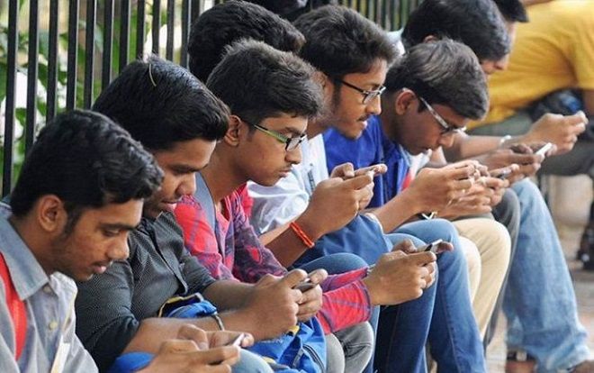 Sinh viên Ấn Độ bị cấm sử dụng điện thoại di động trong khuôn viên trường gây tranh cãi