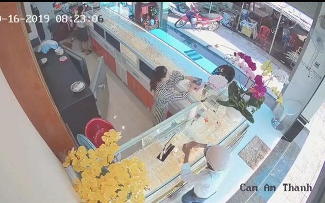 Bắt khẩn cấp đối tượng vờ hỏi mua vàng rồi cướp dây chuyền tháo chạy