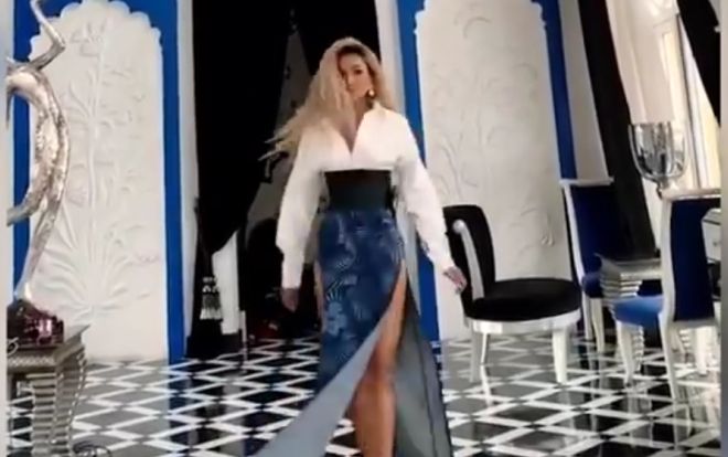 H'Hen Niê khoe trình catwalk thượng thừa khi xoay 3 vòng với váy xẻ tận hông