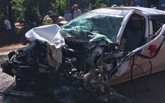 Xe rước dâu đâm trực diện xe tải, 2 tài xế bị thương nặng