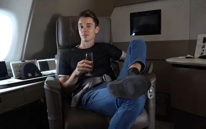 Bên trong khoang hạng nhất sang chảnh như khách sạn với giường, tủ quần áo và trứng cá muối