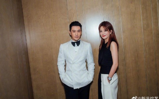 Triệu Vy, Huỳnh Hiểu Minh diện trang phục trắng đen như tình nhân xuất hiện tại lễ phim điện ảnh