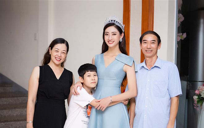 Đăng ảnh chúc mừng 20/10 mẹ, Hoa hậu Lương Thùy Linh gây chú ý vì giống bố như đúc