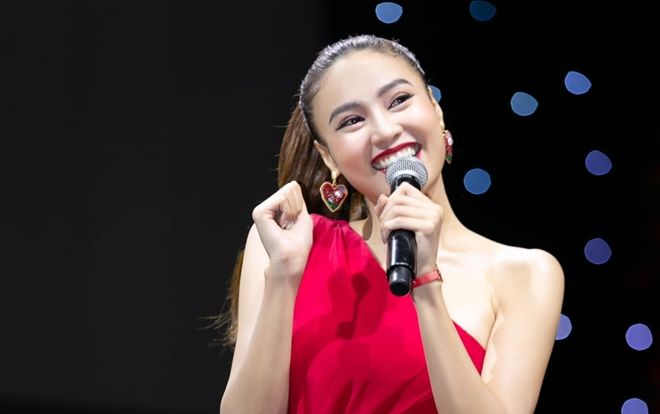 Hát 'bài tủ' nhưng quên lời liên tục, Ninh Dương Lan Ngọc 'chữa cháy' bằng cách chế ra… ngôn ngữ lạ
