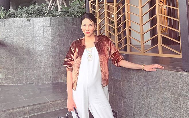 Lan Khuê mặc jumpsuit lộ bụng bầu tròn xoe cực kì đáng yêu