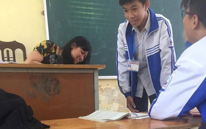 Bắt quả tang nam sinh quay cóp lộ liễu trong giờ kiểm tra miệng, cô giáo đành phải phì cười vì học trò lắm chiêu tinh quái