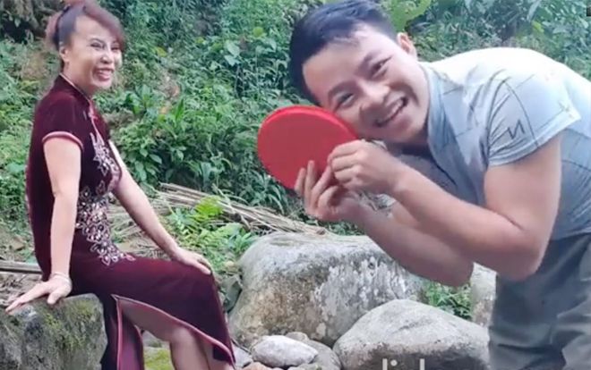 'Cô dâu 62 tuổi' bị cho là làm màu khi được 'chồng trẻ 26 tuổi' tặng quà 20/10 bên bờ suối