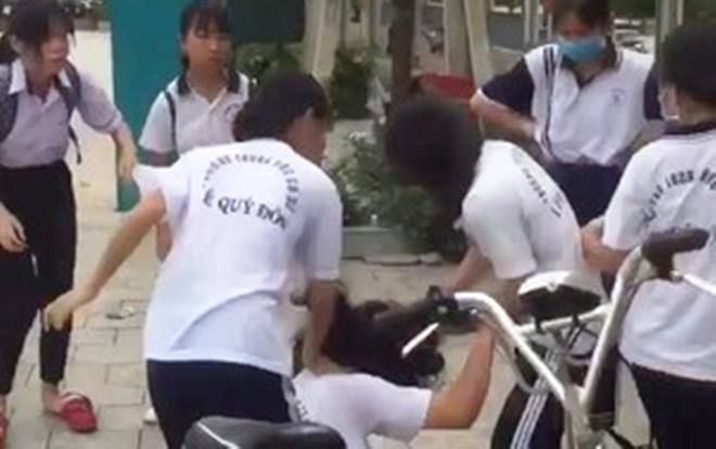 Làm rõ vụ hai nữ sinh lớp 7 đánh nhau tới tấp ở Bình Dương