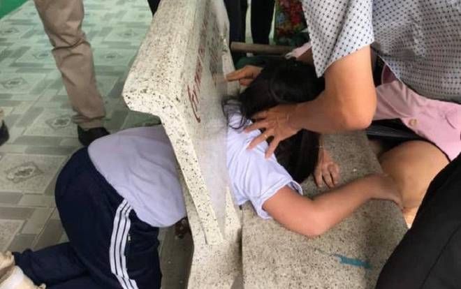 Nữ sinh nghịch ngợm rồi mắc kẹt nửa người ở lỗ hổng ghế đá khiến bạn bè và thầy cô cuống cuồng tìm cách giải cứu