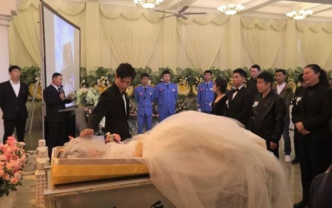 Đám cưới trong lễ tang của cặp đôi khiến ai tham dự cũng lặng người