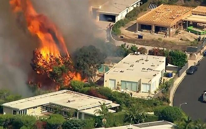 Cháy khu nhà giàu Los Angeles, đe dọa hàng trăm biệt thự triệu đô
