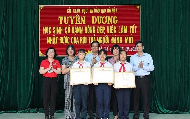 3 học sinh Hà Nội nhận danh hiệu 'người tốt việc tốt' vì trả lại 50 triệu đồng cho người mất