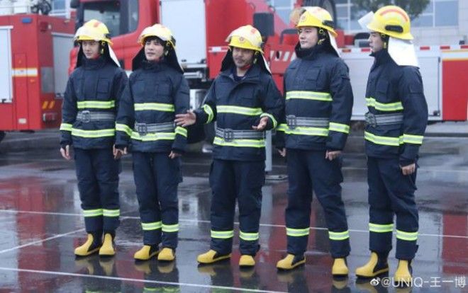 Vương Nhất Bác trải nghiệm cảm giác làm lính cứu hỏa, kêu gọi mọi người tìm hiểu thêm về kiến thức chữa cháy