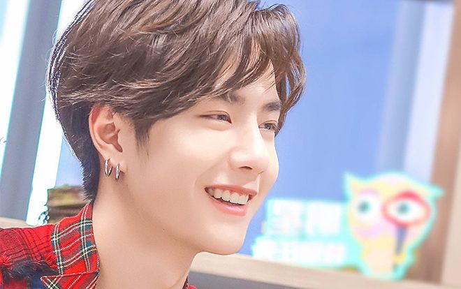 Được vợ Uông Hàm tặng mũ bảo hiểm đúng như sở thích, Vương Nhất Bác cười tươi như đứa trẻ