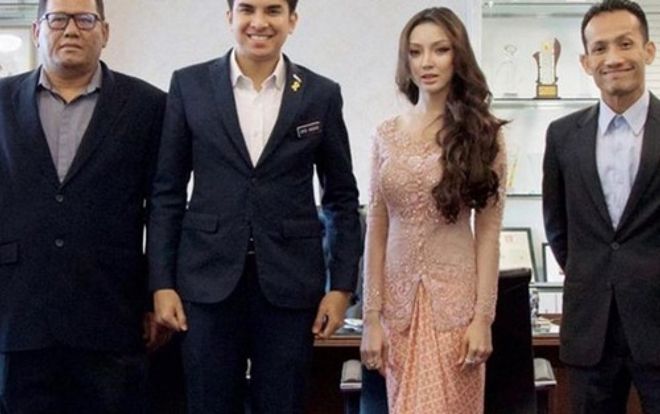 Người đẹp bí ẩn đứng cạnh bộ trưởng trẻ nhất Malaysia là ai?