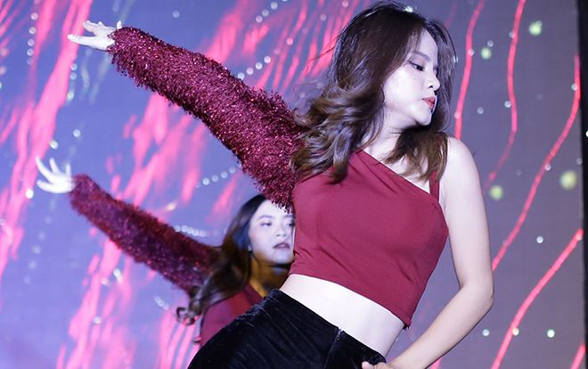 Đức Phúc 'quẩy' cuồng nhiệt cùng dàn 'trai xinh gái đẹp'  Học viện Báo chí và Tuyên truyền