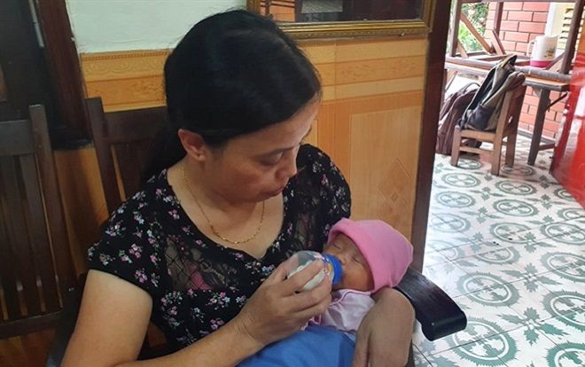 Người mẹ bỏ con gái sơ sinh trước cổng làng trẻ SOS vào sáng sớm