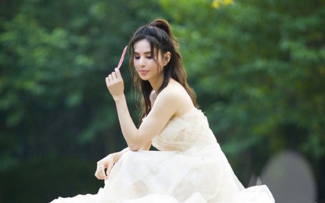 Chuẩn bị bước sang U50, 'Tiểu Long Nữ' Lý Nhược Đồng bất ngờ khoe ảnh mặc váy cưới khiến ai cũng trầm trồ