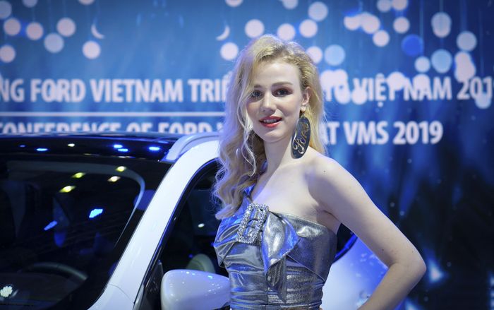 Ngắm dàn PG khoe dáng tại triển lãm xe hơi VMS 2019