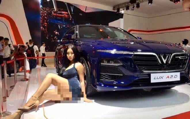 Người mẫu trẻ ăn mặc và tạo dáng phản cảm tại lễ trưng bày xế hộp, VinFast khẳng định 'không có bất kỳ liên hệ nào với cô gái này'