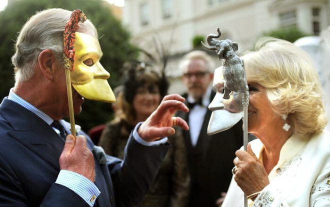 Quên nguyên tắc đi, hoàng gia Anh cũng chơi ‘tới bến’ khi tham dự lễ hội hóa trang