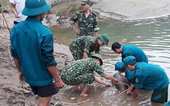Bom nặng hơn 300 kg nằm ở lòng sông