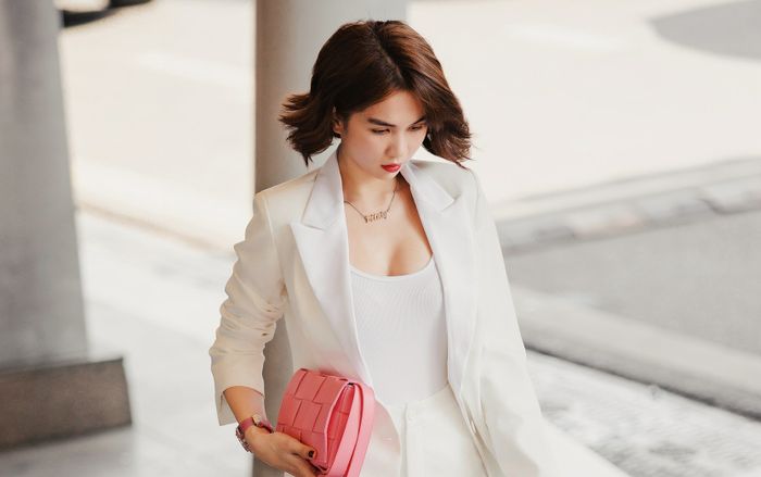 Ngọc Trinh kín như bưng nhưng vẫn cực quyến rũ làm 'tắc nghẽn' sân bay