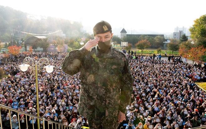 Khoảnh khắc 'triệu like': G-Dragon lắc đầu ngao ngán trước dàn 'hậu cung' nghìn người trong ngày xuất ngũ