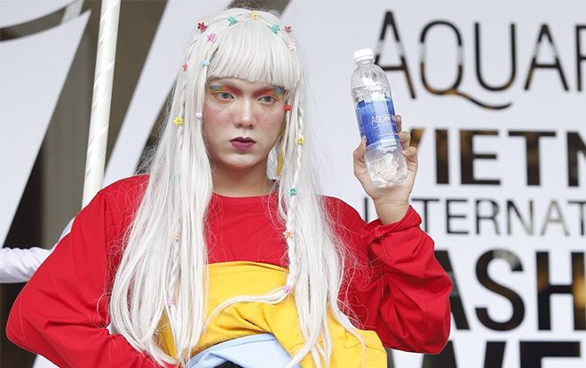 Dàn tín đồ thời trang gây ngỡ ngàng với phong cách giả gái, diện đồ lạ ở phố đi bộ Hà Nội