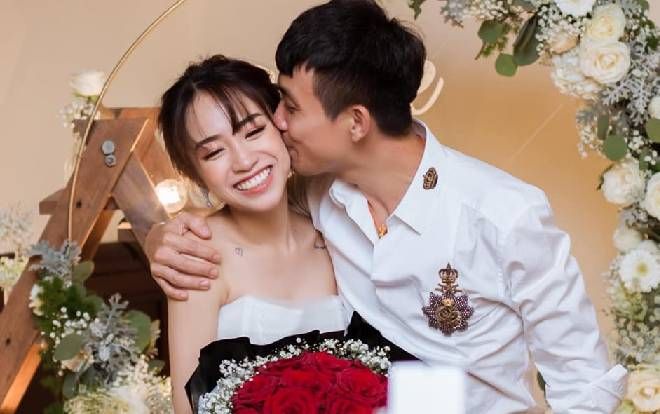 Đang tận hưởng hạnh phúc bên vợ hai Mina Phạm, đại gia Minh Nhựa vẫn không quên quan tâm con gái sau khi cô nàng xác nhận đã có tin vui