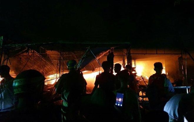 Cháy khu chợ tạm ở Cà Mau, lửa nhanh chóng lan ra hơn 10 quầy liền kề