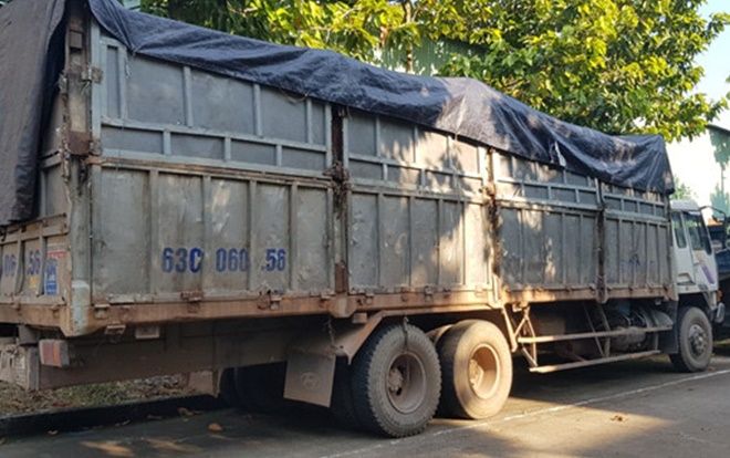 Chạy trốn công an khi đổ trộm hơn 20 tấn rác thải, tài xế xe tải bị rắn độc tấn công
