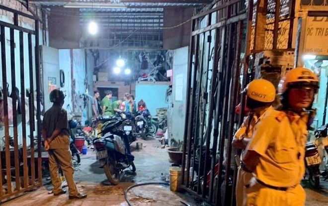 Cảnh sát tạm giữ nhiều xe 'quái dị' khi đột kích 'lò độ' ở Sài Gòn