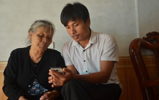 Công an đến nhà lấy mẫu tóc và máu từ các gia đình trình báo con mất tích khi sang Anh