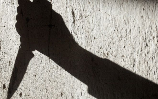 Nổi cơn ghen tại nhà bố vợ, chồng cầm 2 dao chém vợ và đồng nghiệp của vợ