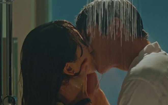 Hôn nhau mãnh liệt dưới vòi hoa sen, Ji Chang Wook và Won Jin Ah giúp rating phim 'Melting Me Softly' tăng trở lại