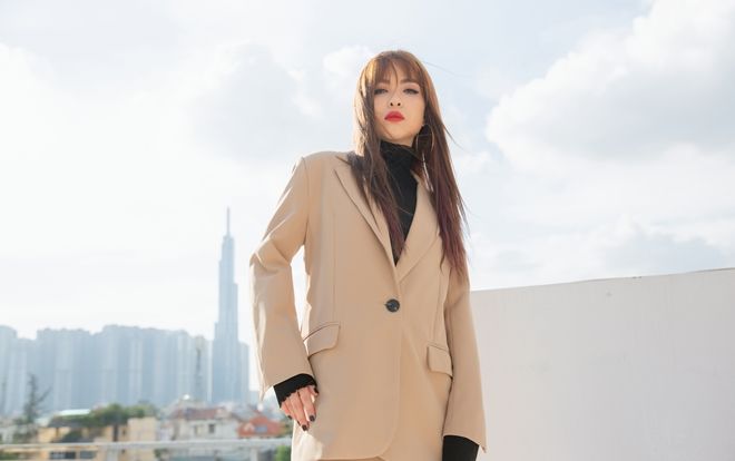 Netizen phản ứng gay gắt trước khoảnh khắc tự nhận mình giống Lisa (Black Pink) của Chung Thương: 'Bớt ảo tưởng đi!'