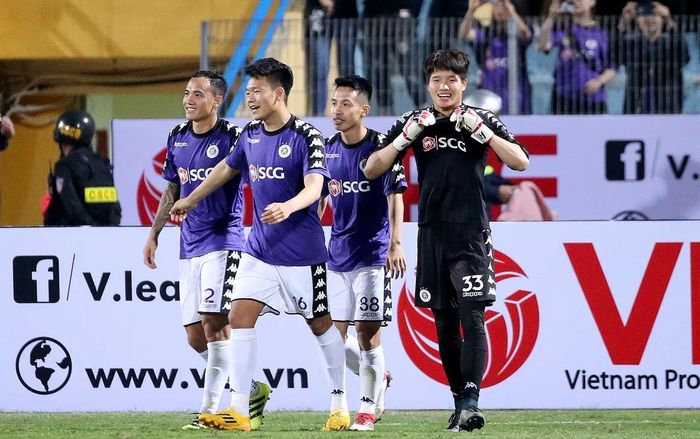 Hà Nội gia hạn 3 năm với Phí Minh Long: Dấu chấm hết cho Bùi Tiến Dũng?