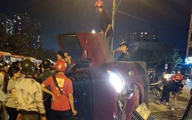 Phá cửa ô tô Ford Ecosport giải cứu cả gia đình 5 người sau cú tông giải phân cách khiến xe lật nghiêng