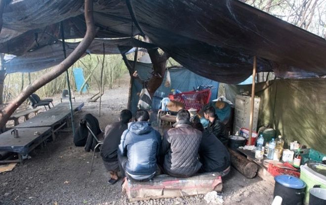 Bên trong khu trại tạm bợ của nhóm người Việt chờ vượt biên sang Anh: 'Sợ hãi, không muốn chết' nhưng khó quay đầu