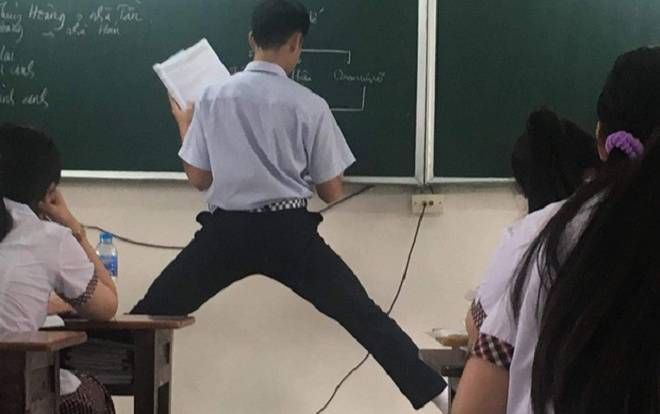 Sở hữu chiều cao vượt trội, nam sinh đành phải xoạc chân khi làm bài trên bảng khiến đám bạn được phen ôm bụng cười