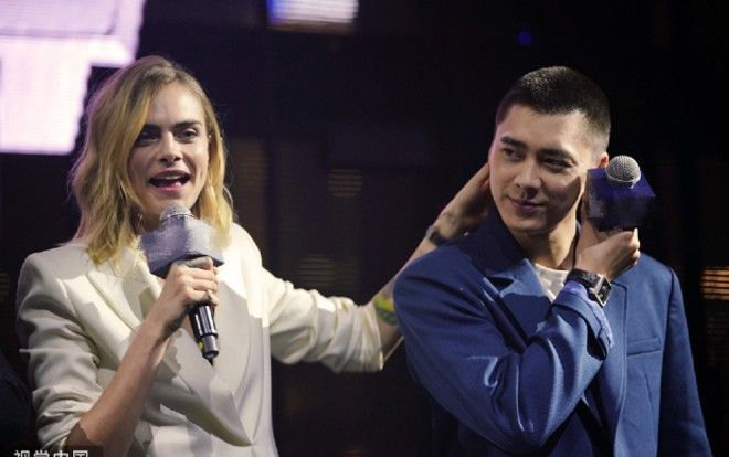 Lý Dịch Phong đứng cùng sân khấu với Cara Delevingne, trộm cười khi được nàng 'vuốt tóc'