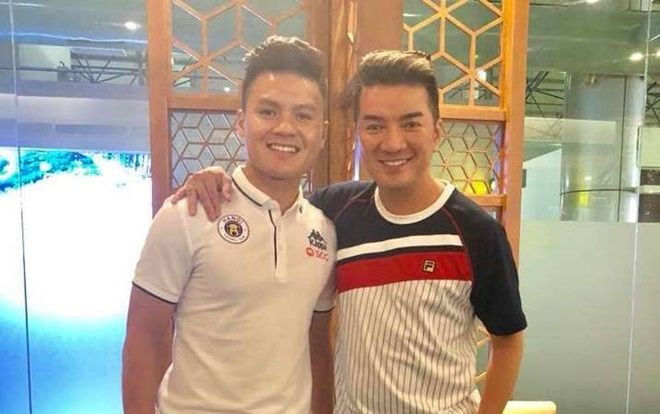 Giữ đúng lời hứa, Đàm Vĩnh Hưng hát tặng riêng bố mẹ cầu thủ Quang Hải trong minishow tại Hà Nội