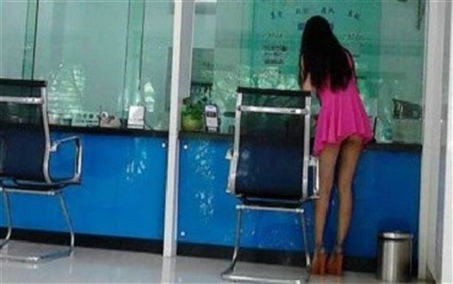 Cô gái gây xôn xao cộng đồng mạng vì ăn mặc hở hang đến ngân hàng