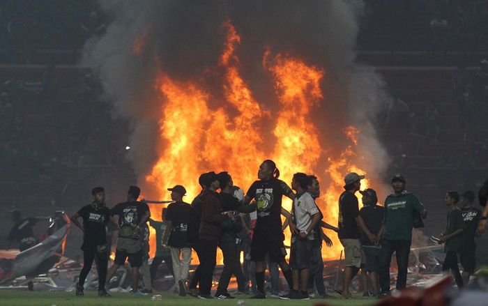 Cận cảnh CĐV Indonesia tràn xuống sân để đốt và phá gây sốc